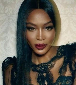 В спортивном костюме и шубе: Наоми Кэмпбелл покоряет Милан эксцентричным нарядом