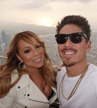 Нежность и поцелуи: Мэрайя Кэри опубликовала пикантный снимок с молодым бойфрендом