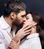 Виталий Козловский носит свою девушку на руках