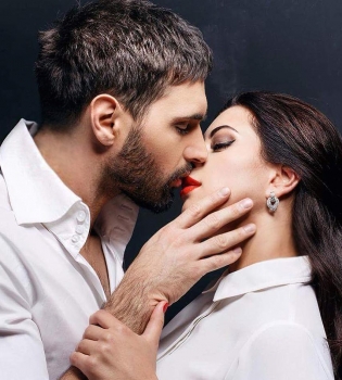 Виталий Козловский носит свою девушку на руках