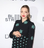 Аманда Сейфрид вышла в свет на последних месяцах беременности и показала округлившийся живот