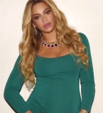 Беременная Бейонсе позирует в облегающем изумрудном платье