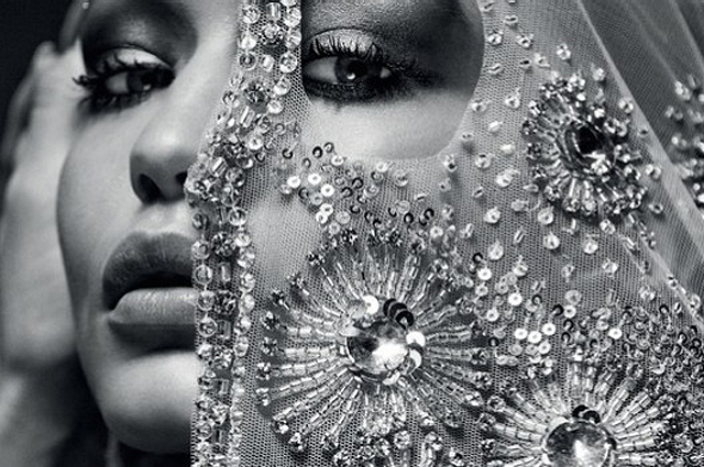 Роскошь и стиль: Джиджи Хадид появилась на обложке первого в истории выпуска арабского Vogue