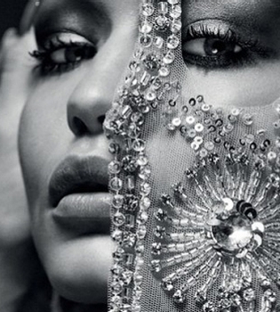 Роскошь и стиль: Джиджи Хадид появилась на обложке первого в истории выпуска арабского Vogue