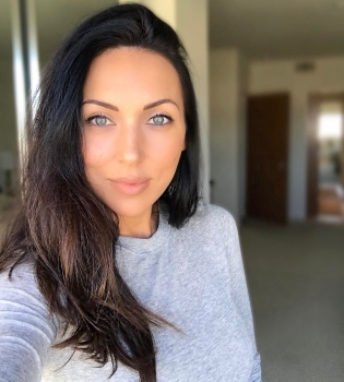 Алсу показала роскошное платье из цветов