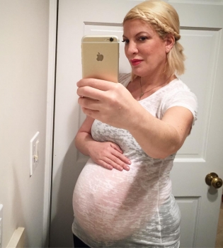 Тори Спеллинг фото 2017