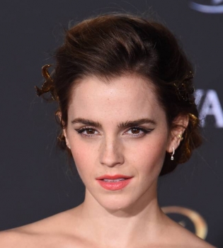 Эмма Уотсон сексуально оголила плечи на премьере в Лос-Анджелесе