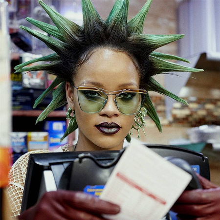 С панк-прической и полуголая: сеть взорвала провокационная фотосессия Рианны в супермаркете