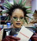 С панк-прической и полуголая: сеть взорвала провокационная фотосессия Рианны в супермаркете