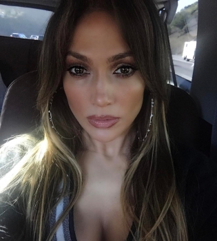 Сын Дженнифер Лопес раскритиковал ее откровенные наряды