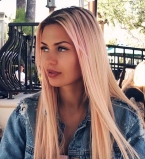 Виктория Боня перекрасила волосы в розовый цвет