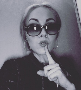 Алеша показала лицо без косметики