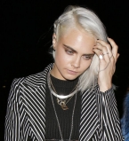 Новый образ: Кара Делевинь обстригла волосы и перекрасилась в платиновую блондинку