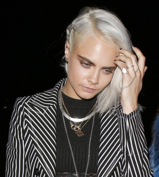 Новый образ: Кара Делевинь обстригла волосы и перекрасилась в платиновую блондинку