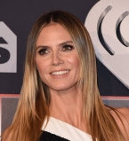 Хайди Клум покорила публику красотой ног в смелом мини-платье