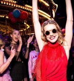 Парижское веселье: Наталья Водянова в огненно-красном наряде отпраздновала день рождения