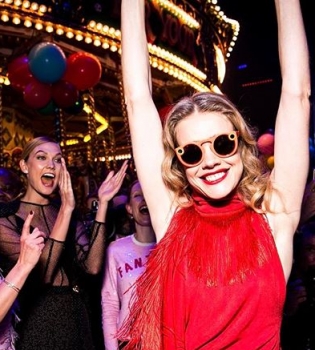 Парижское веселье: Наталья Водянова в огненно-красном наряде отпраздновала день рождения