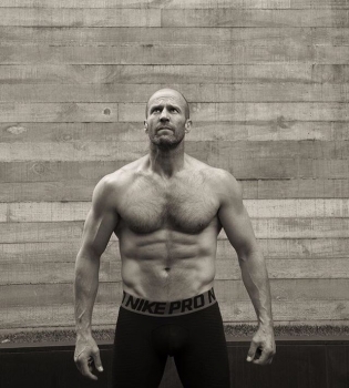 Мужественный и сексуальный: Джейсон Стэтхэм  украсил обложку Men's Health