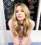 Золушка дома: Вера Брежнева заворожила поклонников весенним нарядом