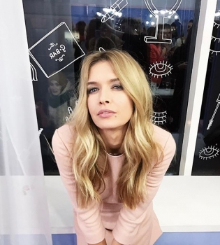 Золушка дома: Вера Брежнева заворожила поклонников весенним нарядом