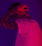 Артем Пивоваров в новом клипе рассказал трогательную историю о людях-альбиносах