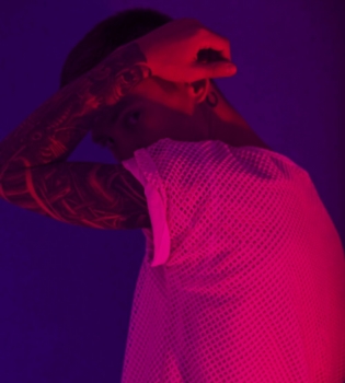 Артем Пивоваров в новом клипе рассказал трогательную историю о людях-альбиносах