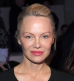 Памела Андерсон появилась на модном показе без макияжа