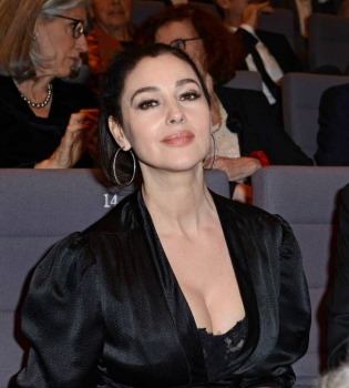 Держись, Монте-Карло: Моника Беллуччи покоряет роскошным платьем с глубоким декольте