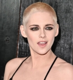 Почти лысая: Кристен Стюарт шокировала поклонников новой стрижкой