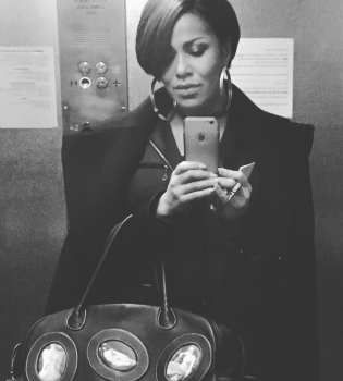 Беременная Гайтана удивила солнечной прической