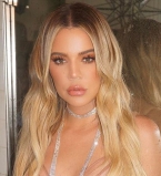 Хлое Кардашьян демонстрирует сексуальную фигуру в облегающем красном наряде