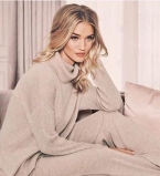 Спокойствие и уют: беременная Роузи Хантингтон-Уайтли поделилась домашним фото