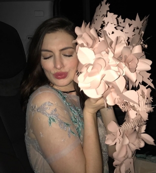 Энн Хэтэуэй впервые показала своего сына