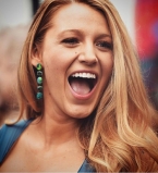 Молодая мама Блейк Лайвли показала точеную фигуру в облегающем платье