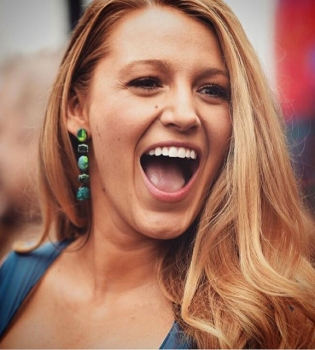 Молодая мама Блейк Лайвли показала точеную фигуру в облегающем платье