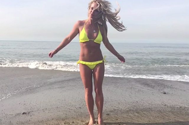 Пляжное веселье: Бритни Спирс показала идеальную фигуру в желтом бикини