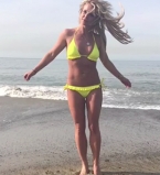 Пляжное веселье: Бритни Спирс показала идеальную фигуру в желтом бикини