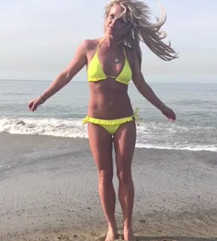 Пляжное веселье: Бритни Спирс показала идеальную фигуру в желтом бикини