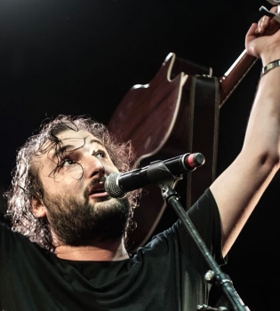 Солист группы &quot;Mgzavrebi&quot; вылез на барную стойку во время концерта и спел песню