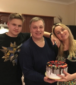 У бывшего продюсера группы &quot;Ласковый май&quot; от сердечного приступа умер 16-летний сын