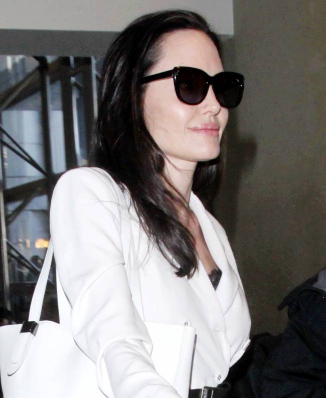 Элегантный выход: Анджелина Джоли появилась в аэропорту Лос-Анджелеса в белоснежном пальто Bottega Veneta