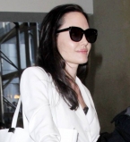 Элегантный выход: Анджелина Джоли появилась в аэропорту Лос-Анджелеса в белоснежном пальто Bottega Veneta