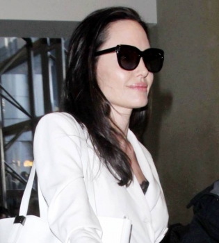 Элегантный выход: Анджелина Джоли появилась в аэропорту Лос-Анджелеса в белоснежном пальто Bottega Veneta