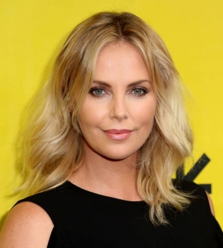 Шарлиз Терон покорила публику в стильном платье Givenchy