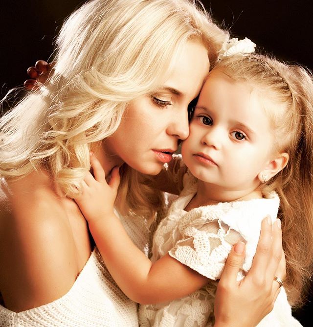 Девочки в белом: Лилия Ребрик позирует с малышкой дочерью