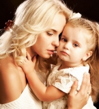 Девочки в белом: Лилия Ребрик позирует с малышкой дочерью