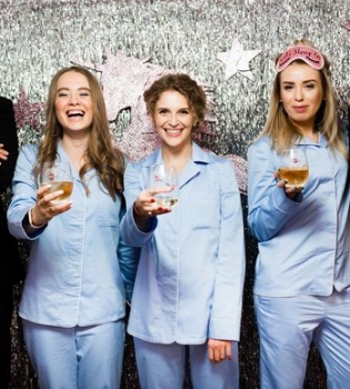 Елена Бурба устроила пижамную вечеринку в стиле Sex and the City