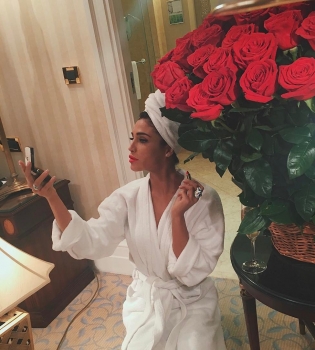 Санта Димопулос с розами