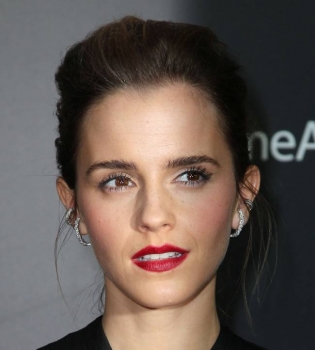 Сама элегантность: Эмма Уотсон блистает в дизайнерском платье Christopher Kane