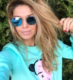 Вера Брежнева похвасталась длинными ногами в коротком черном мини